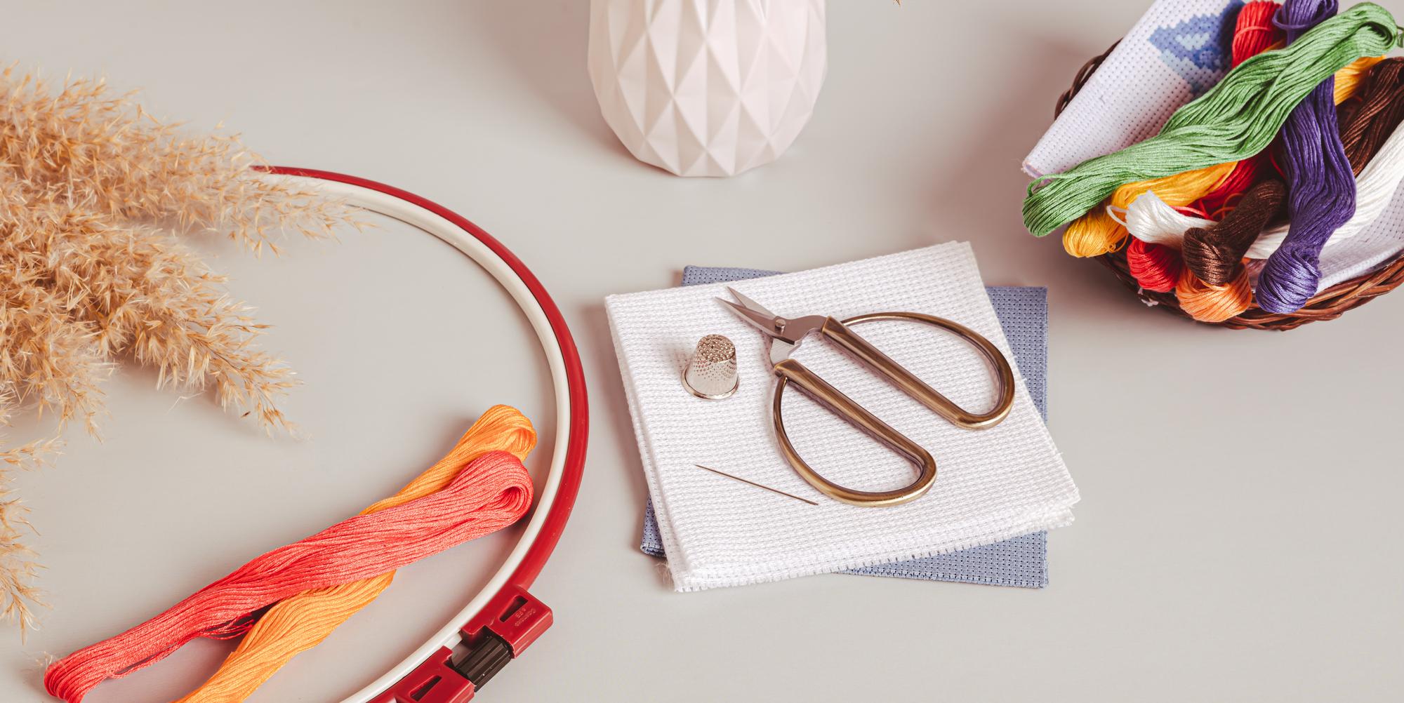 Kit materiali per corso di ricamo con fili e aghi